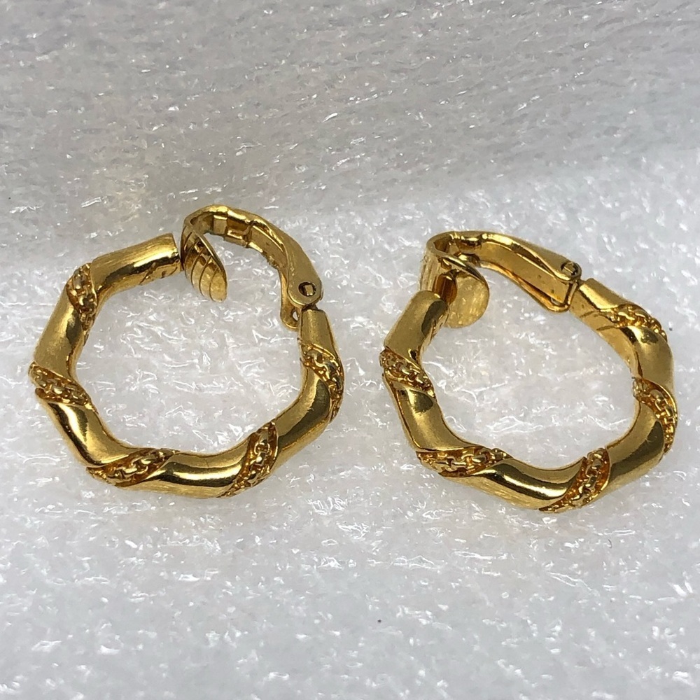 Vintage Crown Trifari Gold Tone Hoop Clip on Earrings - Picture 2 of 6